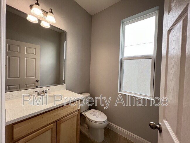 Building Photo - 14521 Crestavista Ave