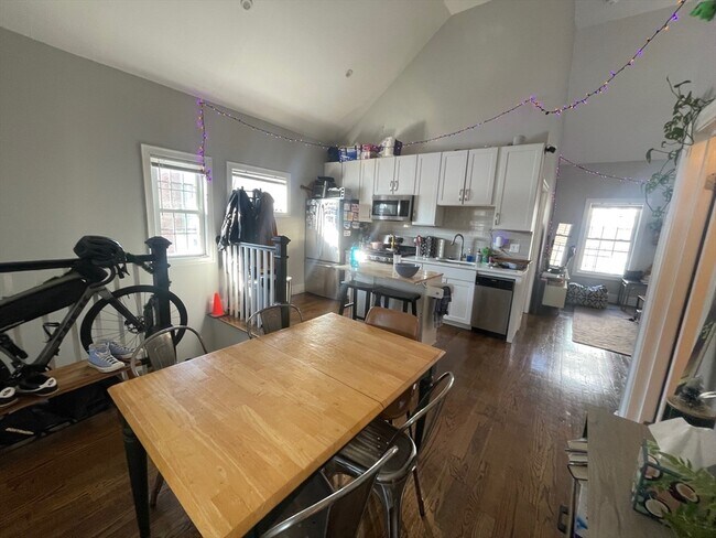 Building Photo - 781 Parker St