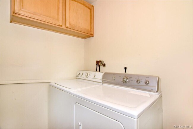 Building Photo - 352 Carroll Close