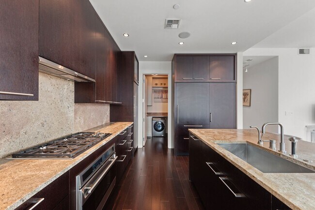 Building Photo - Luxury 2 Bed 1.75 Bath Furnished Downtown Seattle Condo with Stunning Views