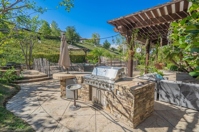 Building Photo - Spectacular 5-Bedroom Home with Private Po...