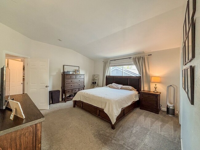 Building Photo - 879 Fall River Trail