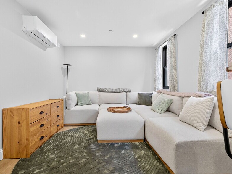 Building Photo - 176 Salem St