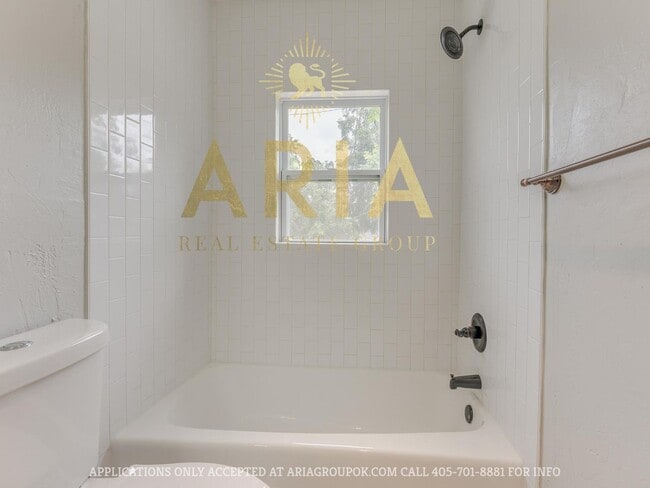 Building Photo - Updated & Adorable 2 Bed/1 Bath Space in t...