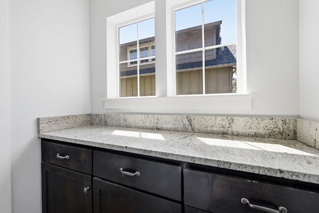 Building Photo - 3BR/2.5BA Townhome in Larkspur — Old Mill, Downtown & Bachelor All Close By