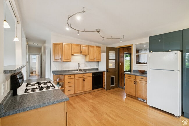 Building Photo - 3485 S Fleetwood Dr