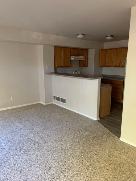 Living area & kitchen - 2232 Golden Gate Grv