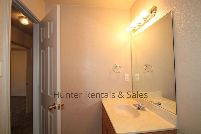 Building Photo - Live in Style!