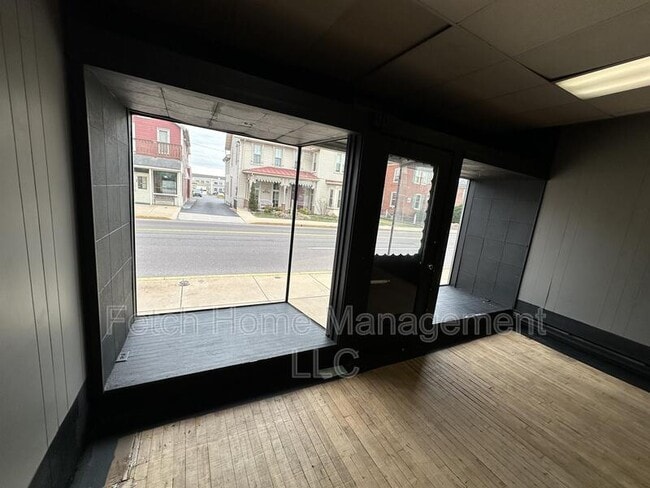 Building Photo - 107 E Main St