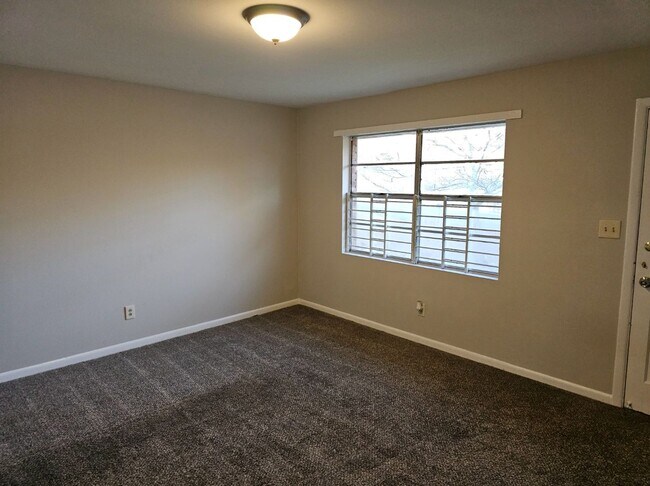 Building Photo - Newly renovated 2 bedroom, 1 bath duplex i...
