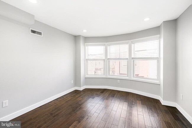 Building Photo - 2122 Sears St