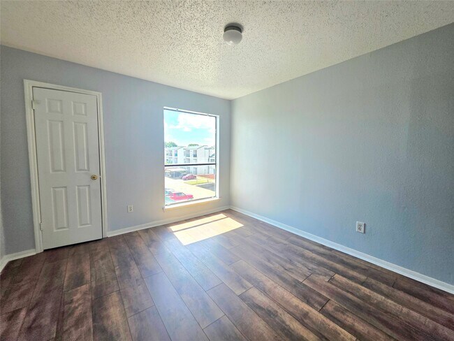 Building Photo - 2826 S Bartell Dr