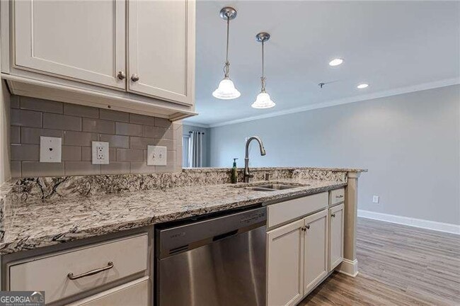 Building Photo - 300 Johnson Ferry Rd