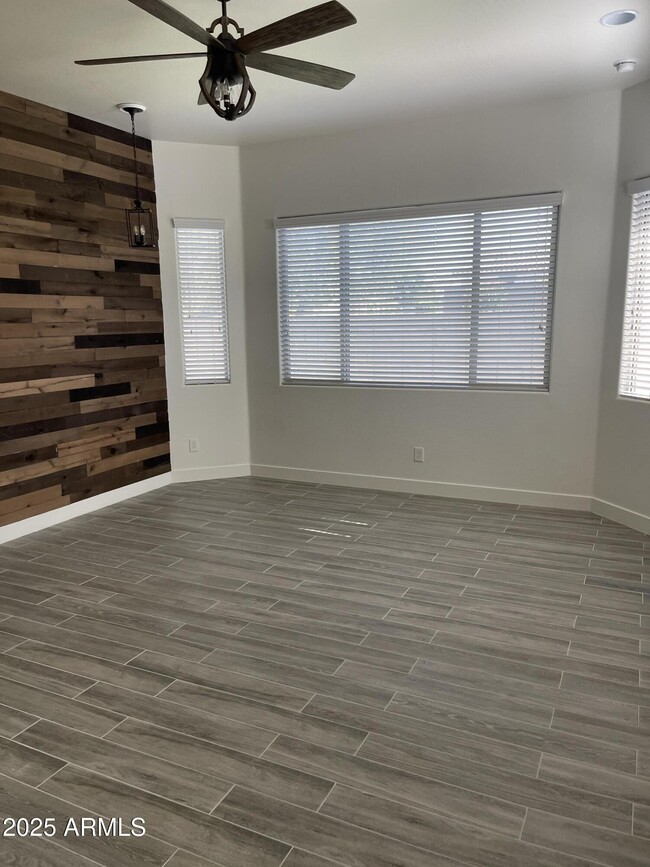 Building Photo - 993 E Knightsbridge Way
