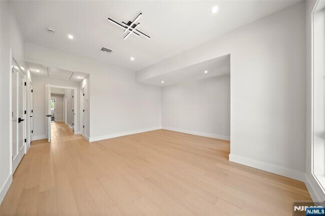 Building Photo - 450 N 10th St