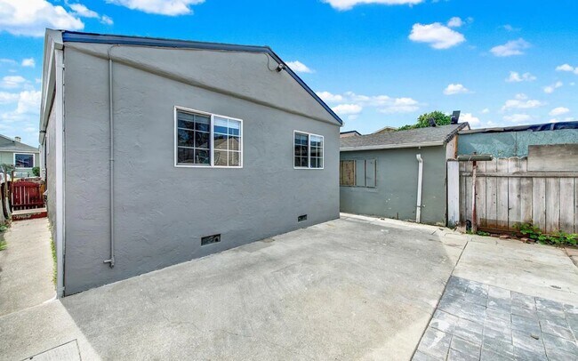 Building Photo - Single Family Home Available Now!!