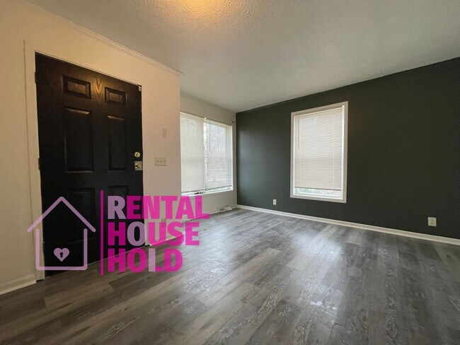 Building Photo - Completely Redone 3 Bed 1.5 Bath Rental!