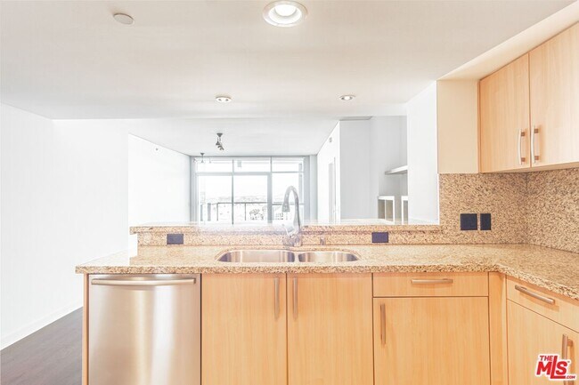 Building Photo - 13650 Marina Pointe Dr