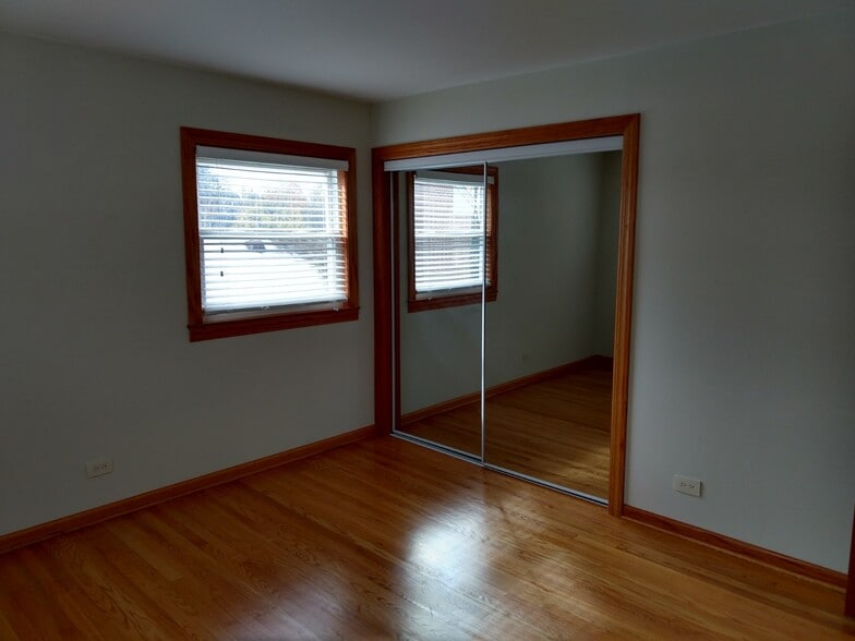 Building Photo - 1343 Woodview Ln