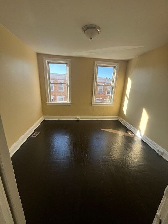 Building Photo - Renovated 3BR / 2BA Townhome for Rent – $1,325/month