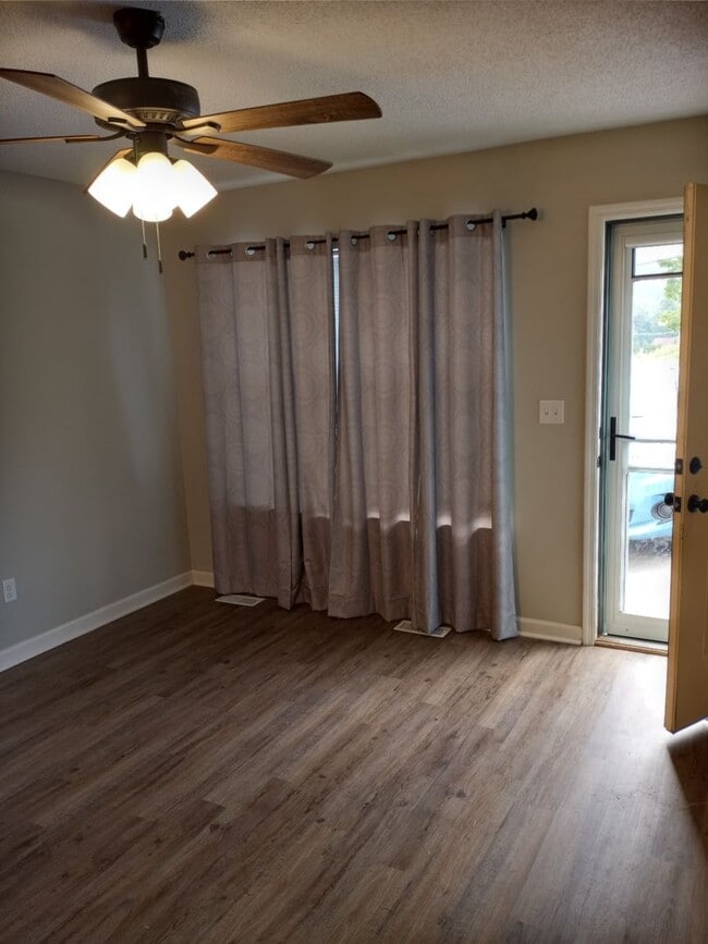 Building Photo - 2 bed 1.5 bath condo for rent