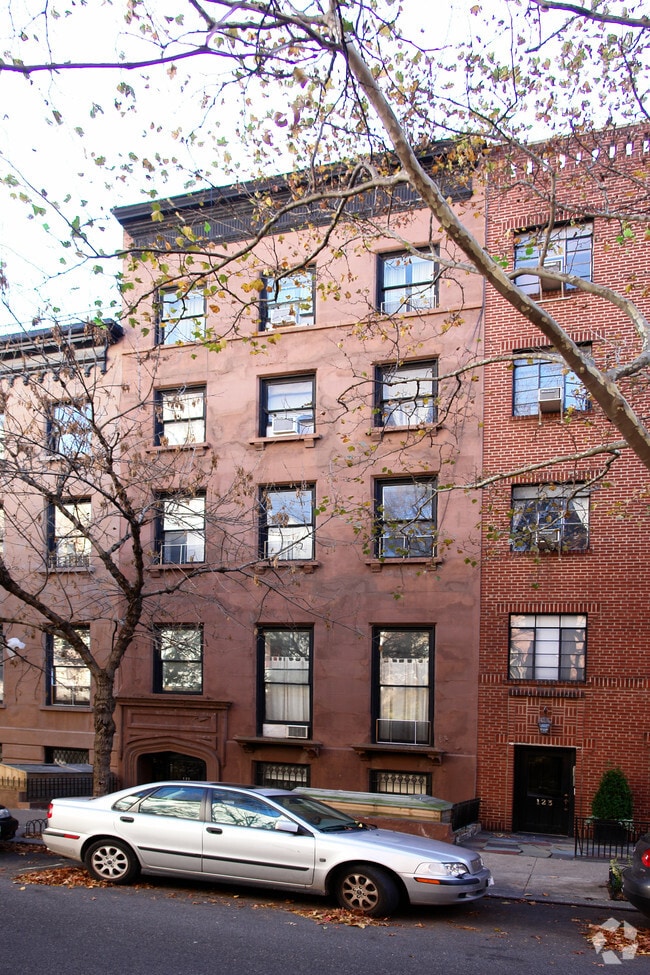 Primary Photo - 121 Henry St