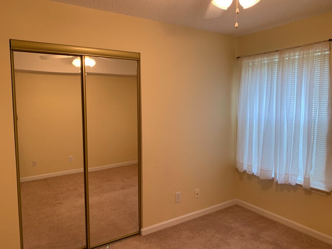 Building Photo - 2136 Clearwater Dr