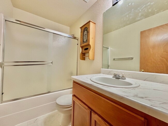 Building Photo - Beautiful Duplex with Attached Garage and ...