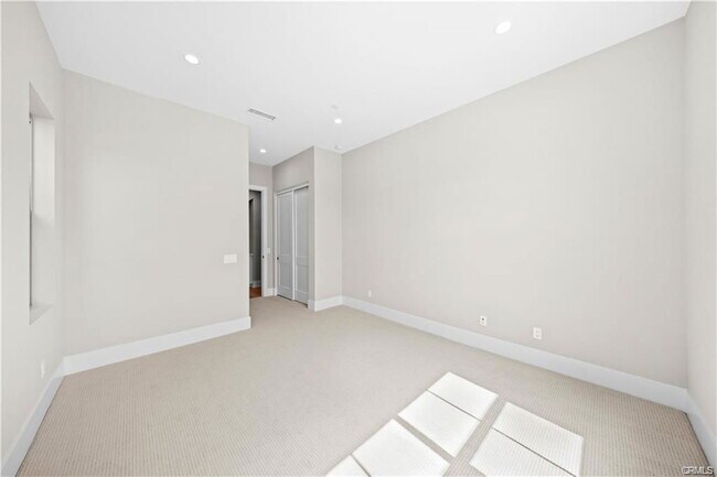 Building Photo - 130 Mossvine