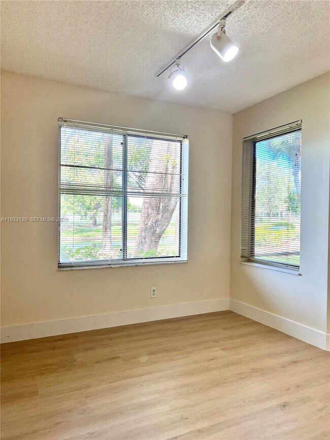 Building Photo - 1133 Coral Club Dr