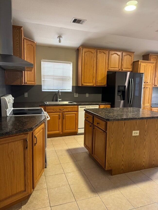 Building Photo - 34534 Lake Side Dr