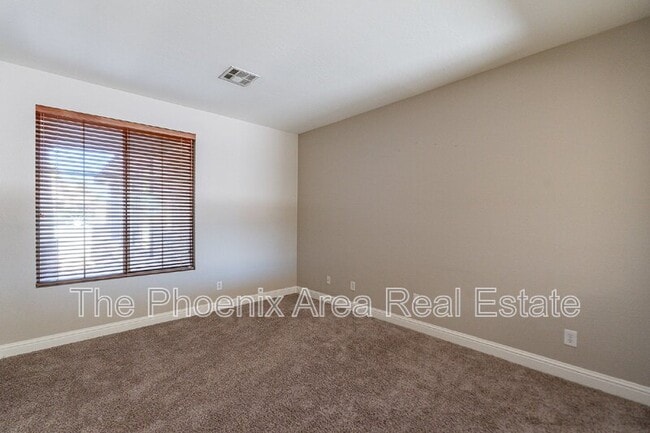 Building Photo - 2741 E Yellowstone Pl