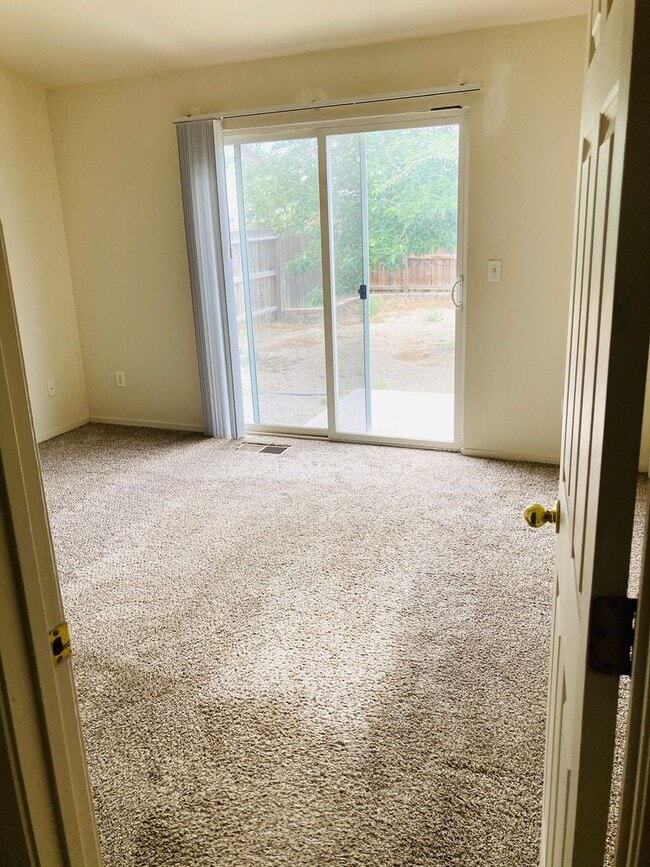 Building Photo - Charming 3 Bedroom