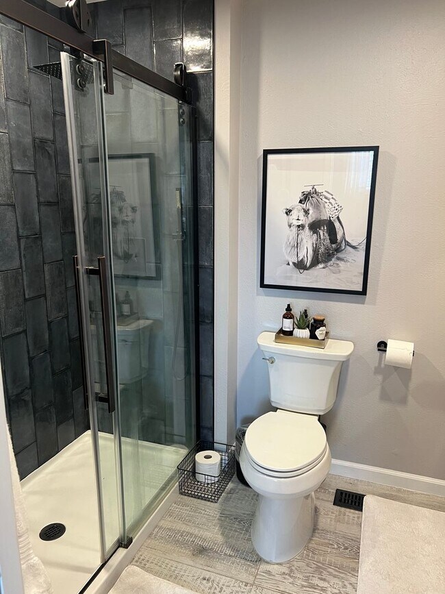 Building Photo - Stunning 5 Bedroom in the Coveted Kipling ...