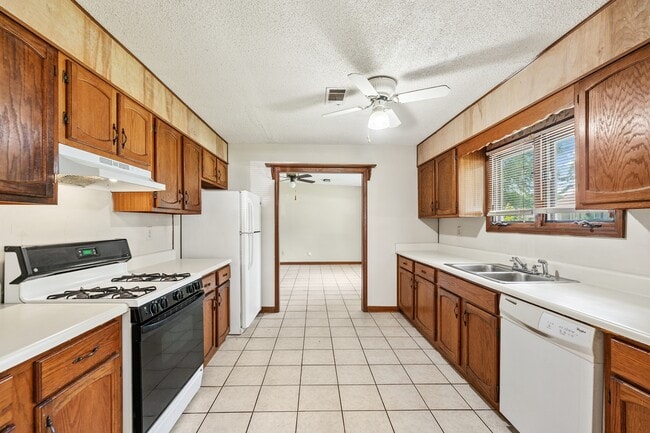 Building Photo - 2804 Briar Hill Ln SE