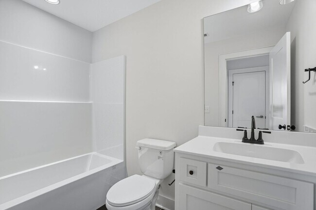 Building Photo - FOR LEASE- 4 BED 3 BATH SINGLE-FAMILY HOME IN LEBANON!