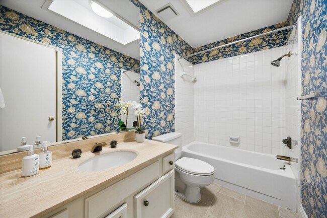 Building Photo - 250 Sugar Berry Cir