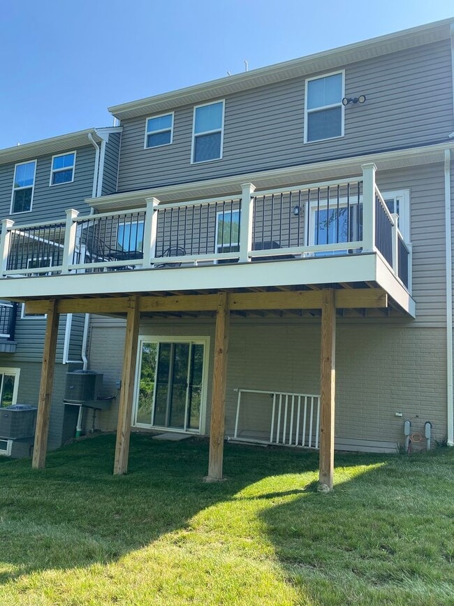 Building Photo - McConnell Trails 3 Bedroom, 2.5 Bathroom T...