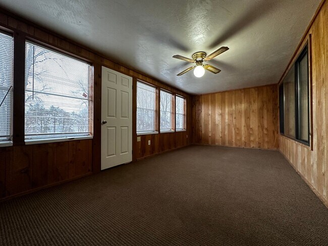 Building Photo - E432 Bay Ln