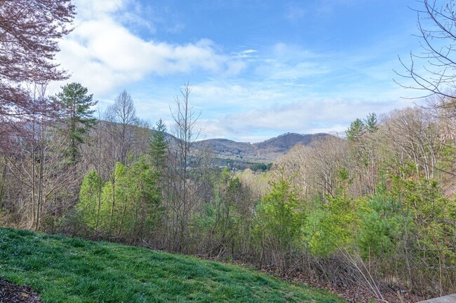 Building Photo - Beautiful 1-Bedroom Condo with Detached Garage in Eastwood Village Complex (Water Included)