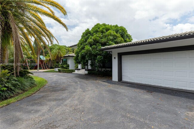 Building Photo - 7300 SW 77th Ave