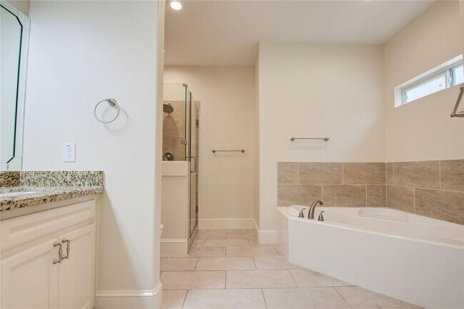 Building Photo - 10572 Twin Oak Dr