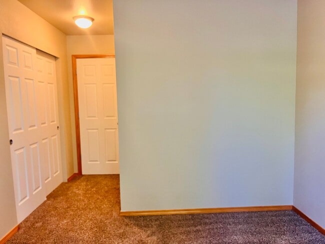 Building Photo - Enormous 4 Bed 2.5Bath + Bonus Room Great Lacey Neighborhood