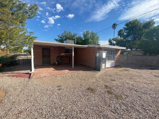Building Photo - Light-Filled Tucson 2 Bedroom Rental – Mov...