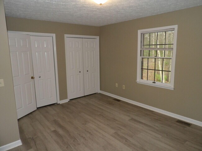 Building Photo - 244 Meadowview Dr