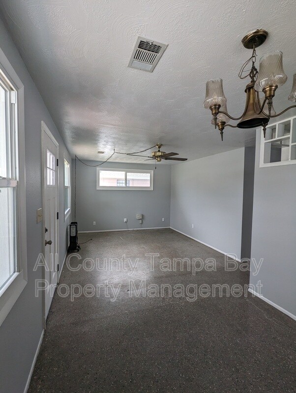 Building Photo - 6021 W Hanna Ave