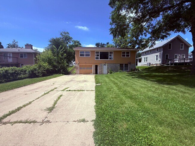 Building Photo - 4-Bed House in Cedar Falls