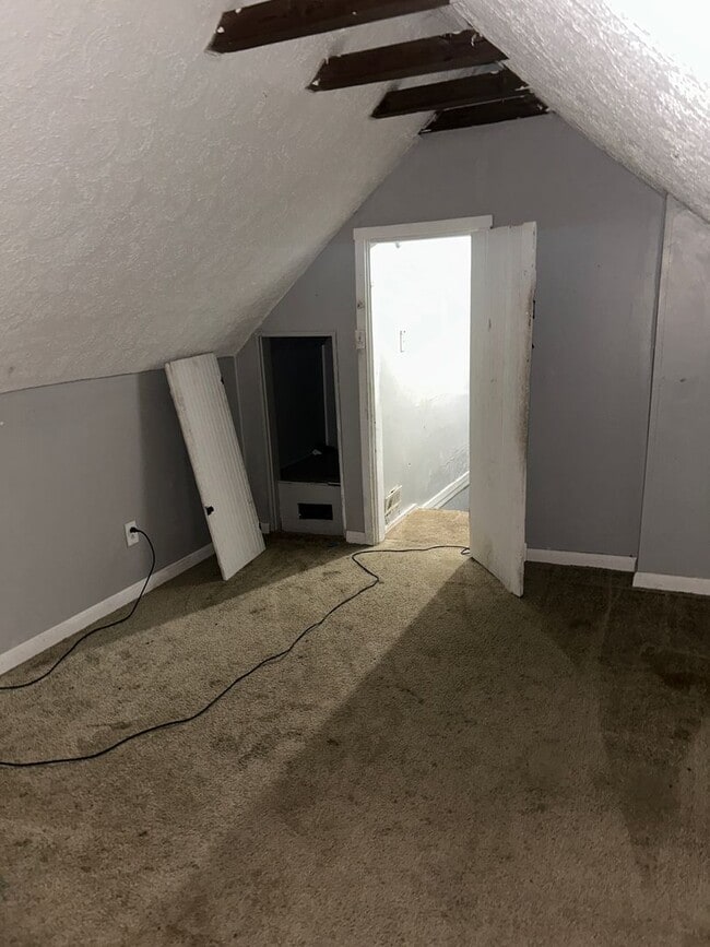 Building Photo - Three Bedroom Home