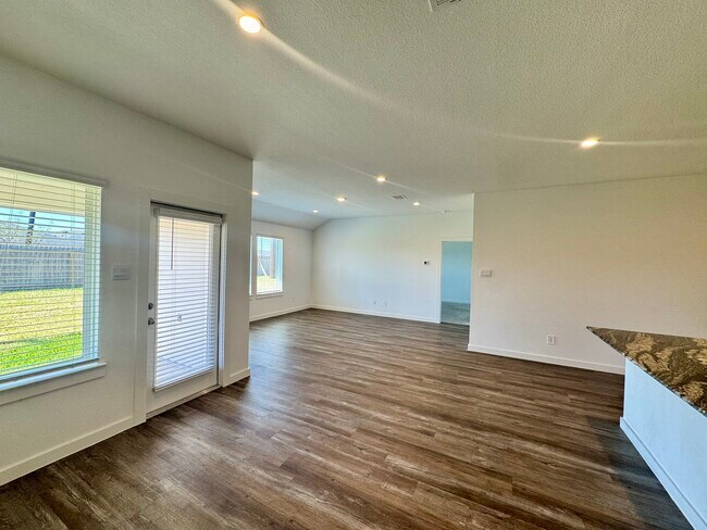 Building Photo - 1102 Rayburn Dr