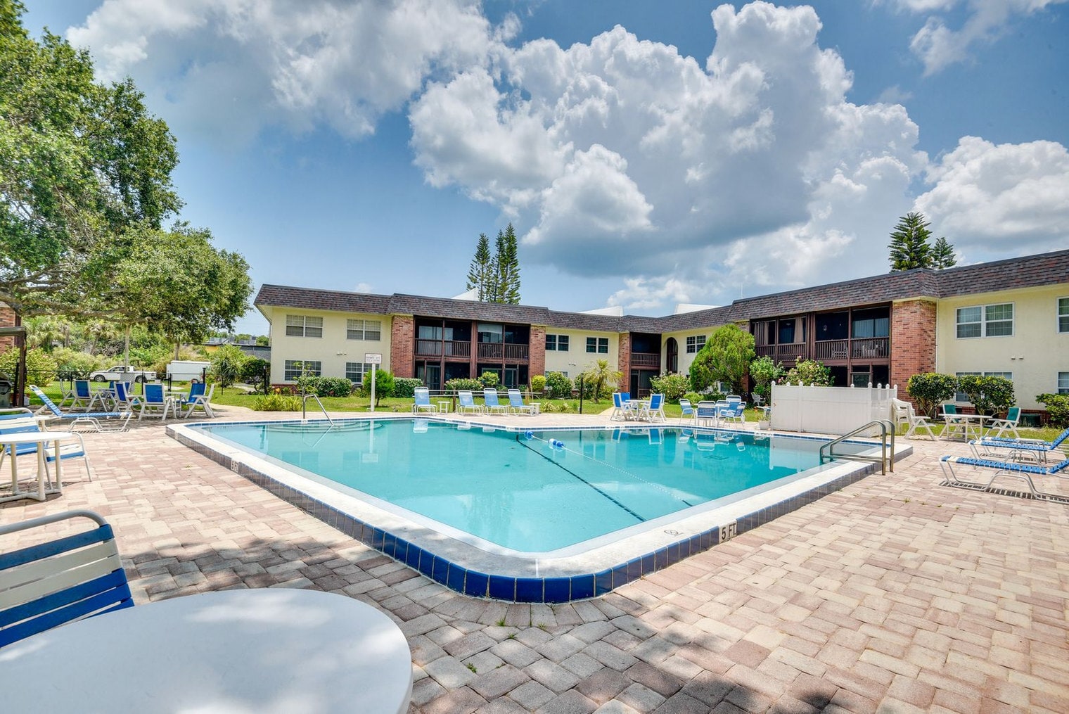 Building Photo - 3800 Saxon Dr